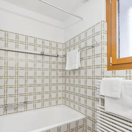 Guardaval 301 By Interhome